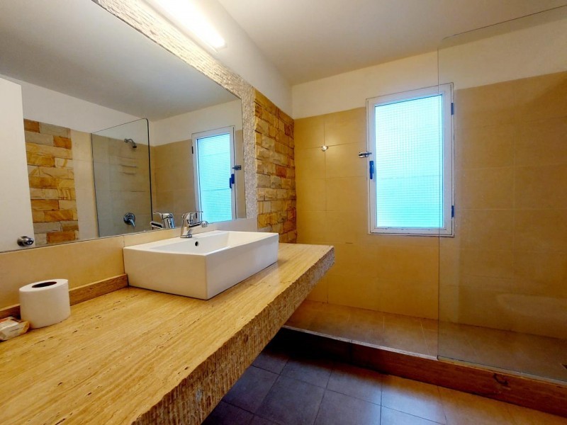 Moderno chalet en alquiler en Montoya, La Barra a una cuadra del mar.